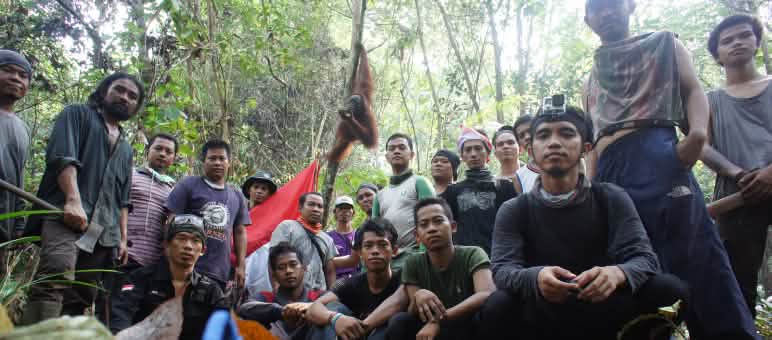 Basuki (l.) und die Freunde des Nationalparks. Immer dabei: Orang-Utan-Weibchen Julie