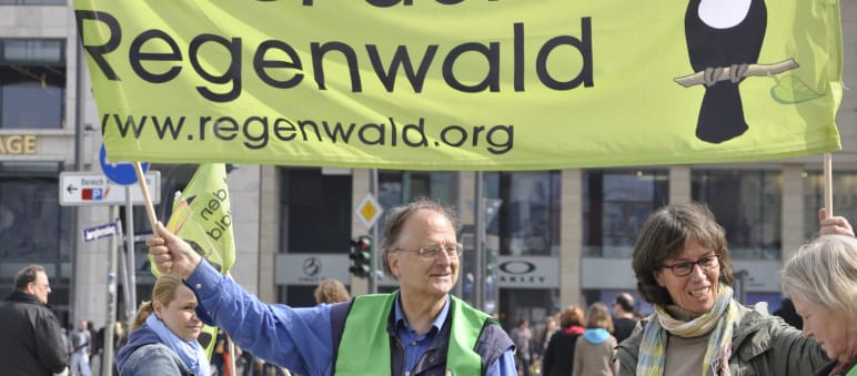 Reinhard Behrend, Gründer von Rettet den Regenwald e.V., ist im Juni gestorben. Menschen auf der ganzen Welt haben Anteil genommen. Reinhard Behrend demonstriert