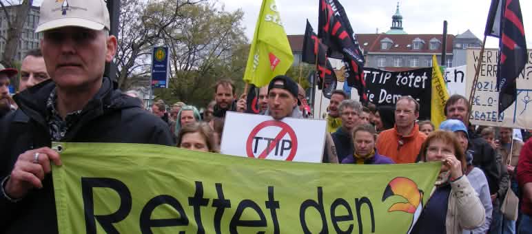 Die Mehrheit ist gegen TTIP. Demo beim Obama-Besuch in Hannover Aktivisten von Rettet den Regenwald tragen ein großes Banner