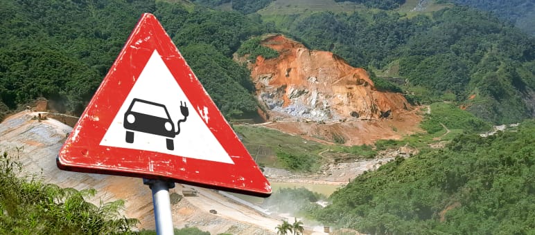 Collage: Verkehrsschild mit einem Elektroauto vor einer Tagebaumine im Regenwald von Ecuador