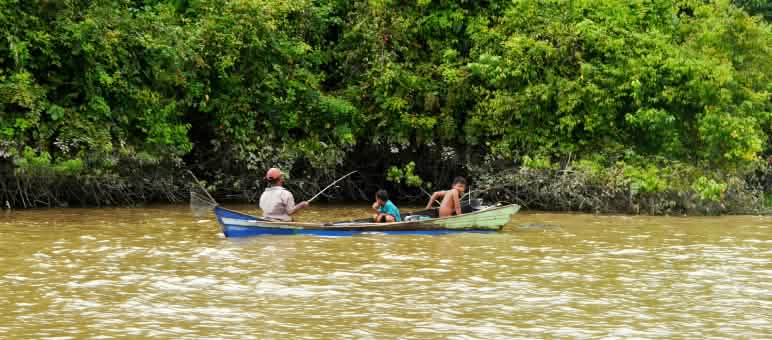 Im Mangrovenwald von Kuala Serapuh Fischer im Boot bei Kuala Serapuh