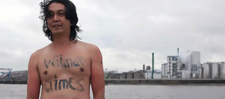 "Wilmar Crimes" - Feris Protest mit vollem Körpereinsatz Feris protestiert mit "Wilmar crimes" auf seiner Brust geschrieben