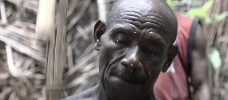 Großaufnahme eines Papua, Filmszene