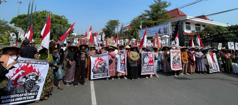 Bauern mit Save Kendeng Plakaten, rot-weißen Flaggen und Strohhüten