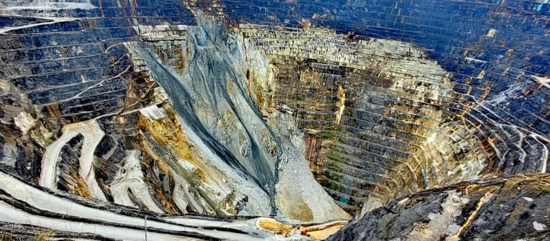 Unvorstellbare Ausmaße: Die Mine hat einen Durchmesser von bis zu zwei Kilometern und ist etwa 300 Meter tief Blick von oben in Tagebau-Krater