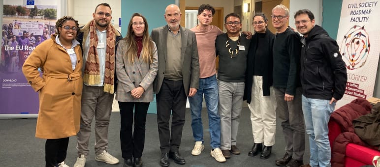 Gruppenfoto von 9 Personen in einem Büro der EU-Kommission