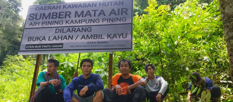 „Abholzen verboten“: Die Indigenen von Pining bewachen ihren Wald Indigene Harimau Pining