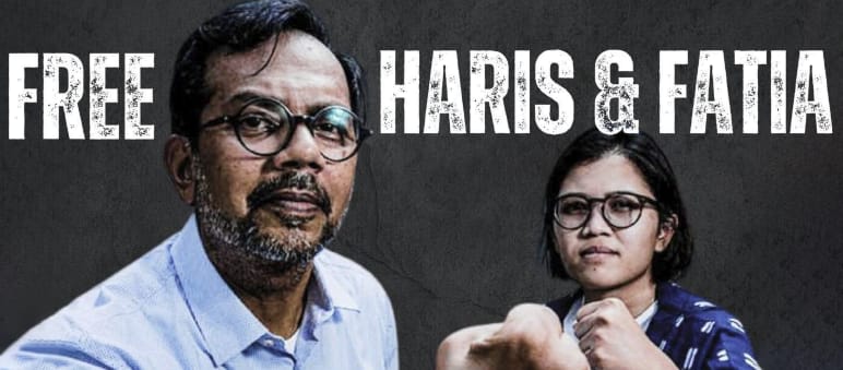 Haris Azhar und Fatia Maulidiyanti vor schwarzem Hintergrund