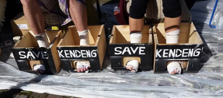 vier Füße in Beton, Aufschrift SAVE KENDENG