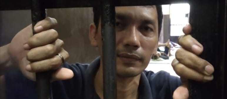 Mann hinter Gittern