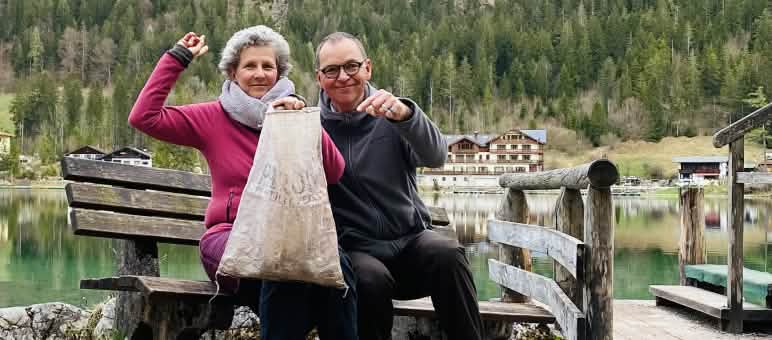 Ausbeute nach einem Spaziergang am bayerischen Hintersee: Im wiederverwendbaren Müllsack von Kerstin und Norbert Kindt stecken Zigarettenkippen, Verpackungen, ein Flip-Flop, Plastikflaschen... Norbert+Kerstin, Naturaktivisten