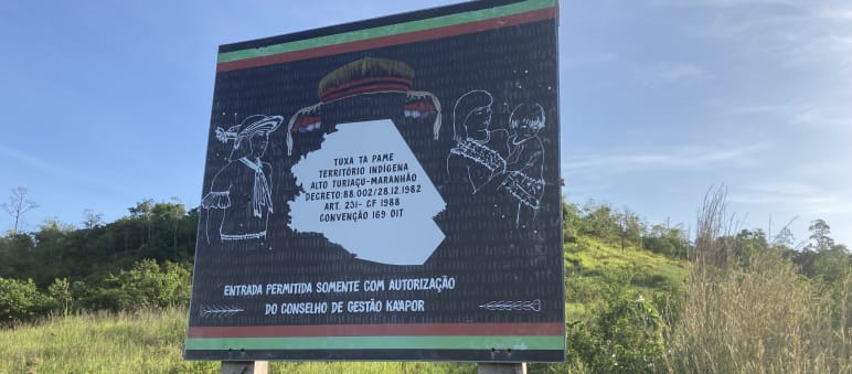 Hinweisschild des Rates der Kaapor am Rande des indigenen Territoriums Alto Turiacu
