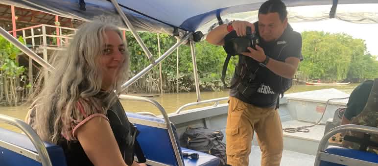Ein Journalist macht auf einem Boot ein Foto von Rettet den Regenwald-Mitarbeiterin Guadalupe Rodríguez