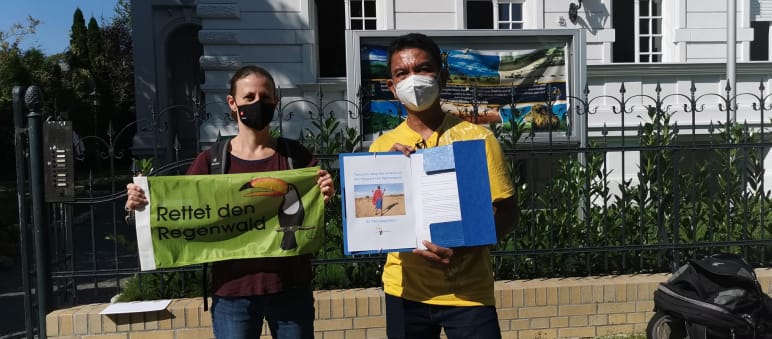 Rettet den Regenwald übergibt eine Petition in der Botschaft von Tansania