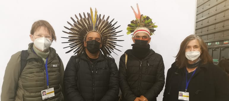 Bettina Behrend (l) und Marianne Klute (r) auf dem Weltklimagipfel B.Behrend und M. Klute mit Indigenen bei COP26