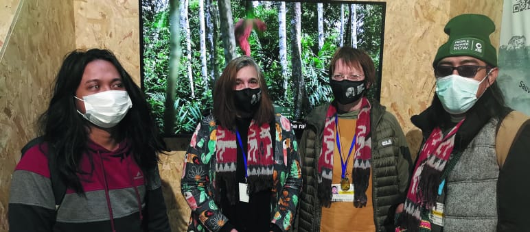 Regenwaldschützer aus aller Welt halten zusammen! Umweltaktivisten aus Indonesien am Stand von Rettet den Regenwald Indigene bei RdR auf der COP26