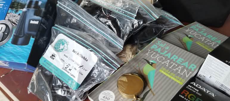 Noch verpacktes technisches Gerät für die Überwachung der Tierwelt