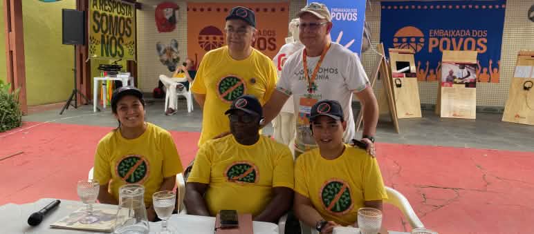 Gruppenfoto von fünf Personen hinter einem Podiumstisch
