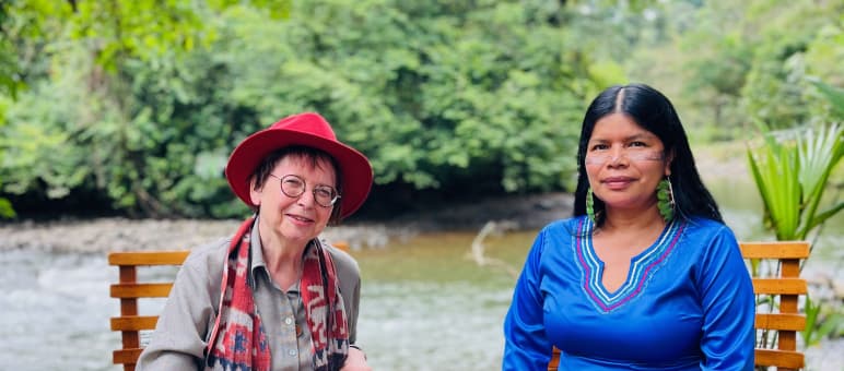 Bettina Behrend im Gespräch mit Patricia Gualinga in Puyo Ecuador Bettina Behrend im Gespräch mit Patricia Gualinga