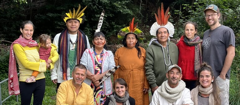 Stammesälteste aus Brasilien besuchen Die Glücksbringer in Deutschland Stammesälteste aus Brasilien besuchen Die Glücksbringer in Deutschland