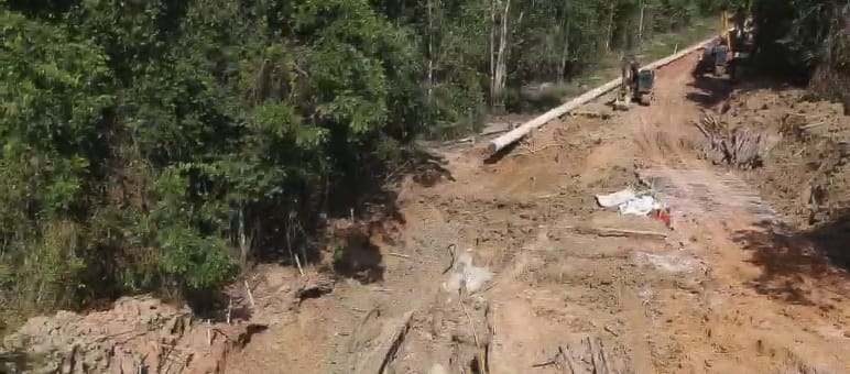 Luftaufnahme vom Bau der Bauxit-Pipeline im Regenwald mit von Baggern zerwühlter Erde und Rohrteilen