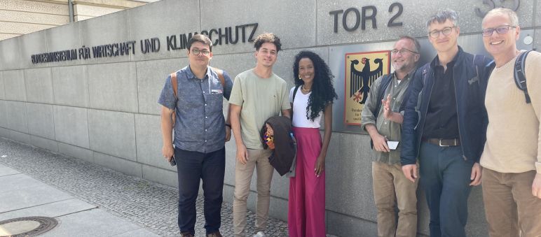 6 Personen stehen vor einer Mauer mit der Aufschrift Bundesministerium für Wirtschaft und Klimaschutz