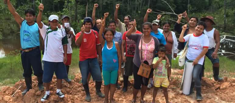 Entschlossen verteidigen die Bewohner von Tamshiyacu ihren Wald – für die Schutzgebiete markieren sie Grenzbäume (Foto ganz unten) Bewohner von Tamshiyacu