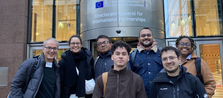 Gruppenfoto von 7 Personen vor dem Eingang eines Gebäudes der EU-Kommission in Brüssel
