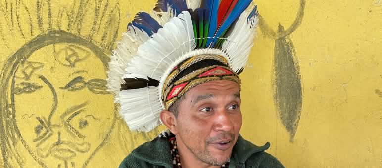 Portrait des indigenen Führers Mady mit Federhaube