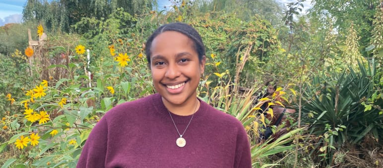 Dorthea Wabiser von Pusaka während ihres Berlin-Besuches Junge Papua im Gemeinschaftsgarten Tempelhof