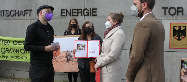 Fast 95.000 Menschen fordern: Keine unfairen Kredite auf Kosten von Natur und Menschen! RdR, FIAN und Powershift überreichen die Petition 1235
