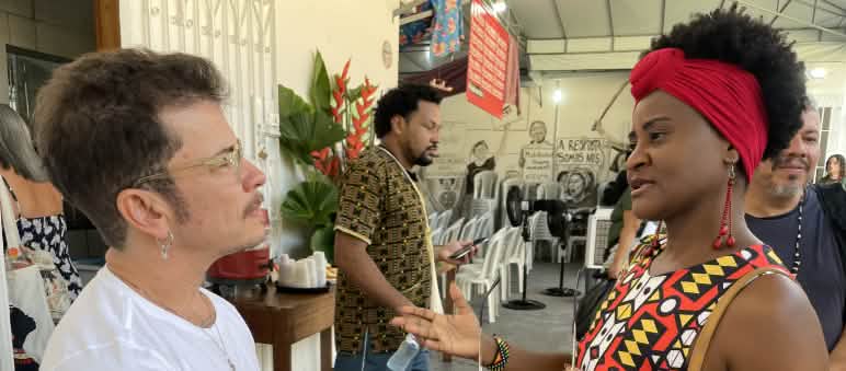 Felipe Duran spricht mit Márcia Palhano