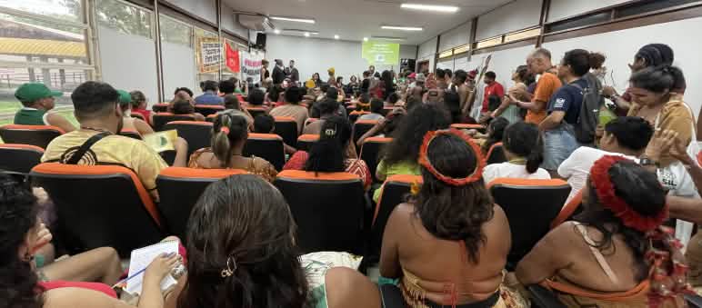 Blick aus dem Zuschauerraum der Sitzung des symbolischen Volksgerichts im Hintergrund