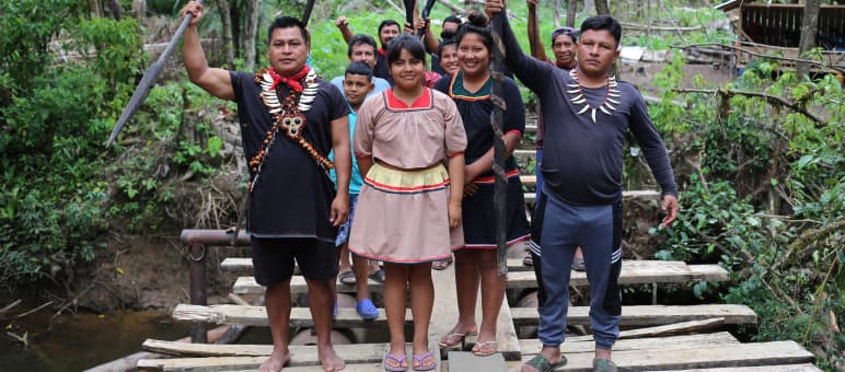 Eduardo Mendúa (links im Bild) führte den Widerstand gegen die geplante Erdölförderung im Regenwald der A'i Cofán an Indigene Cofan aus Durengo mit Eduardo Medúa (links)