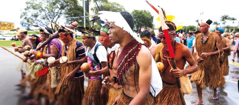 Indigene demonstrieren im Regierungsviertel der Hauptstadt Brasilia für die Anerkennung ihrer Landrechte und den Erhalt der Natur Indigene demonstrieren für Landrechte
