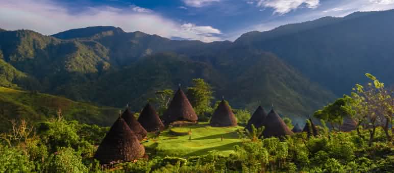 Die Häuser der Manggarai verbinden sich harmonisch mit der Bergwelt Häuser der Manggarai