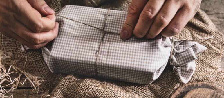 Deko-Papiere landen direkt im Müll. Um Geschenke schön zu verpacken, gibt es umweltfreundliche Alternativen. Geschenkverpackung aus Stoff