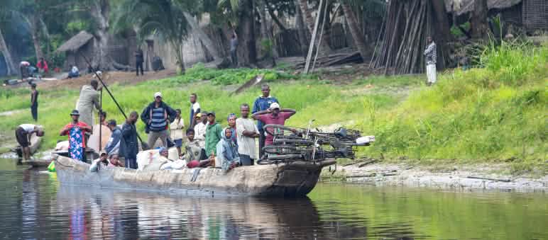 Eine voll beladene Piroge ist auf dem Kongo-Fluss unterwegs