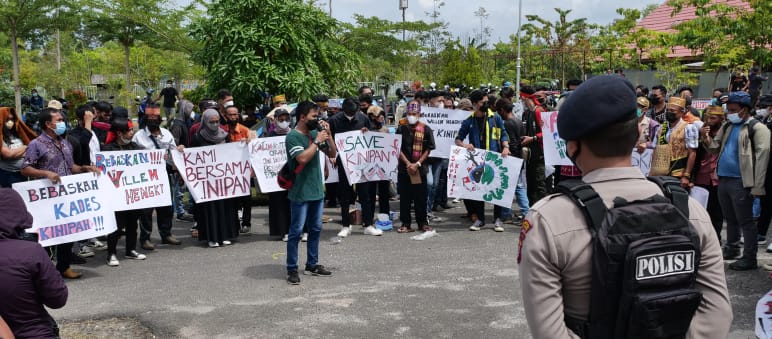 Protest der Bürger von Kinipan auf Borneo vor dem Gericht in Palangkaraya 2022