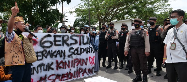 Solidarität mit Kinipan - Save Kinipan Protest der Bürger von Kinipan auf Borneo vor dem Gericht in Palangkaraya 2022