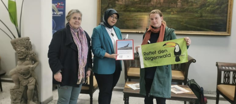 drei Frauen mit RdR Fahne vor Tempelgemälde