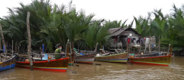 Fischer in Booten bei Insel Kuala Serapuh, Indonesien