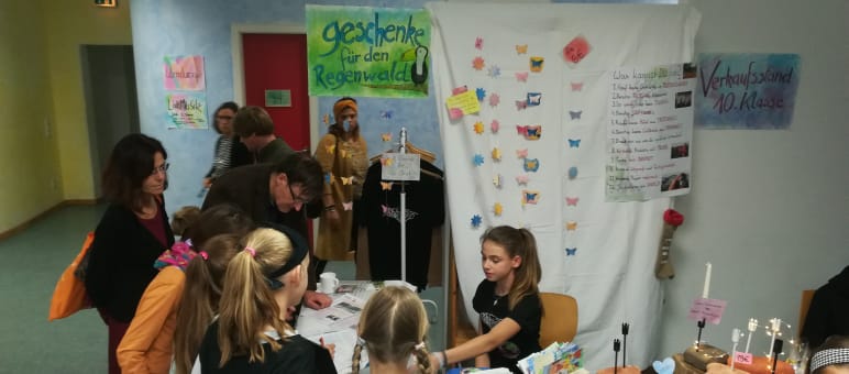 Mit ihrem Verkaufsstand begeistert Lucia Kinder und Erwachsene. Besonders wichtig sind ihr die Gespräche über den Regenwald Schulspende