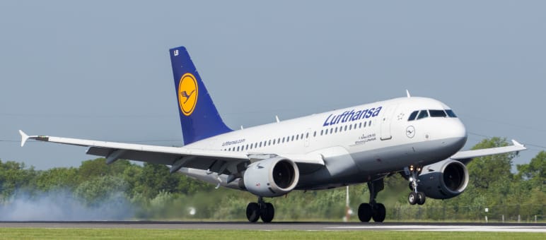 Fliegen ist nicht klimafreundlich. Daran ändert auch die Diskussion um synthetisches Kerosin nichts. Nur weniger fliegen hat direkt eine positive Wirkung auf die Umwelt Flugzeug Lufthansa