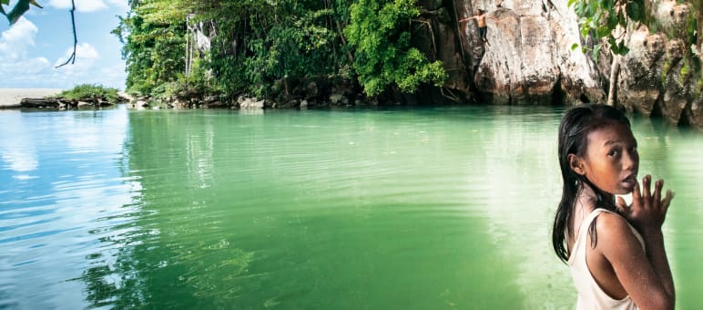 Mädchen bei einer Bucht in Sulawesi