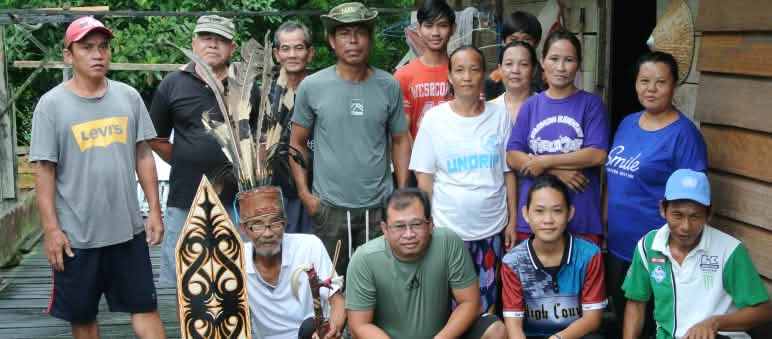 Matek mit Gruppe von Dayak