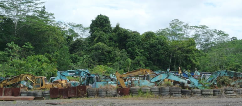 Verlassene Maschinen der Firma Zedtee. Zur Rodung von Regenwald setzen Holzfäller oft schweres Gerät wie Bagger und Bulldozer ein Maschinen im Regenwald