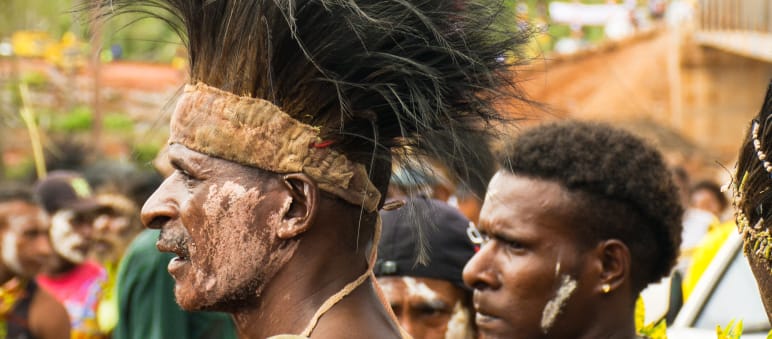 Männer mit Kopfschmuck bei einem Fest in Papua