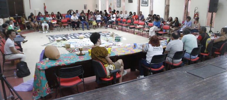Dreitägiges Seminar in São Luis über das geplante private Gütereisenbahn- und Exporthafenprojekt Grão-Pará Maranhão (GPM) Teilnehmerinnen und Teilnehmer sitzen in einem Seminarraum entlang der Aussenwände