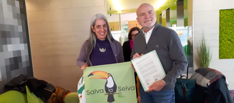 Guadalupe Rodriguez mit Banner und UN Rapporteur Michel Forst in Brüssel